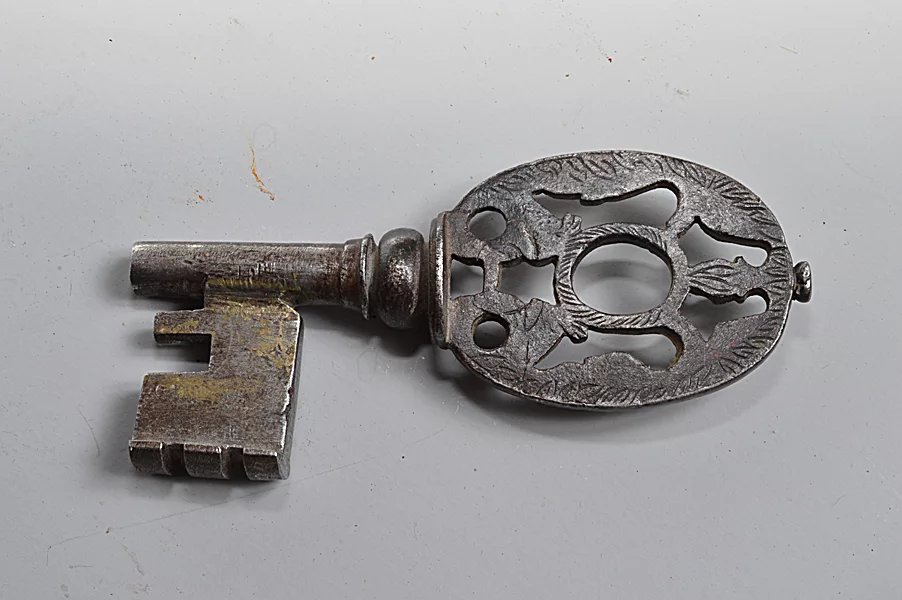 Ancienne Clé En Fer Forgé XVIIIe Siècle - Style Louis XVI, Française, Décorative