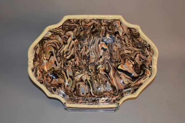 BERNARD FAUCON - Faïence d'APT - plat en terre mêlée de style marbré
